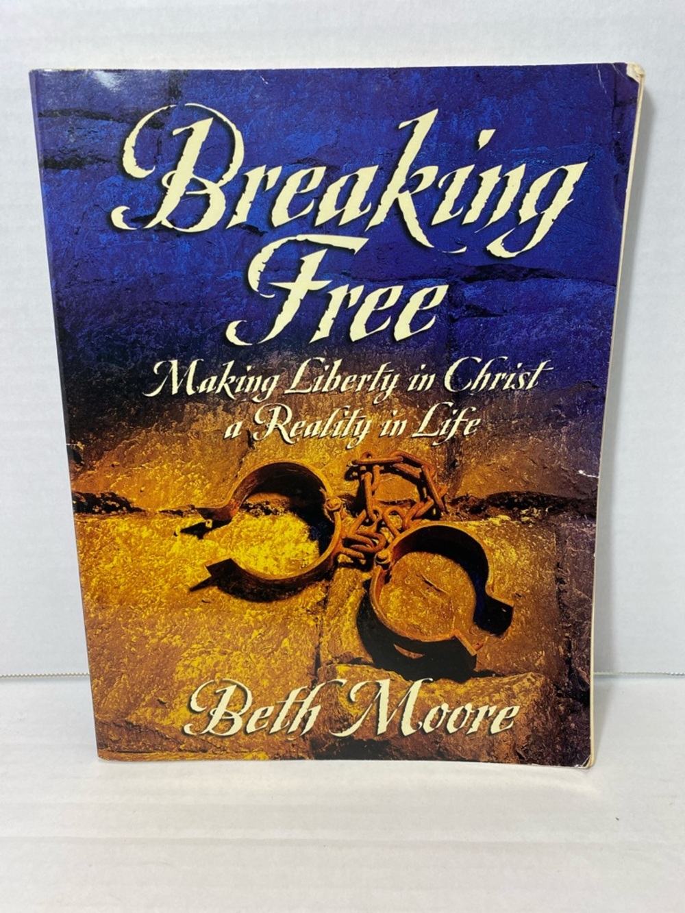 Breaking Free by Beth Moore - Blue & Gold Cover